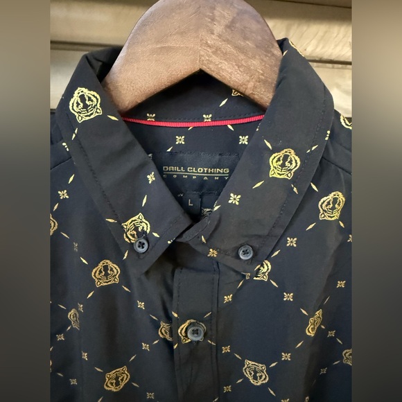 Drill clothing co, short sleeve button down dress shirt, size M 
NWT - Picture 2 of 4